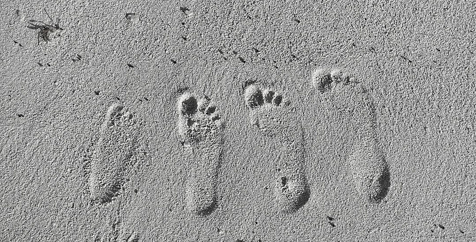 Famille heureuse courant sur la plage